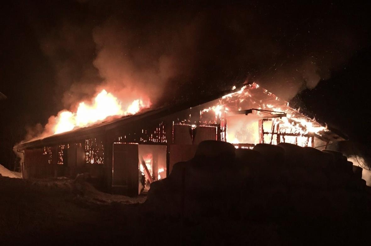 Beim Eintreffen der Feuerwehren stand die Scheune bereits in Vollbrand.