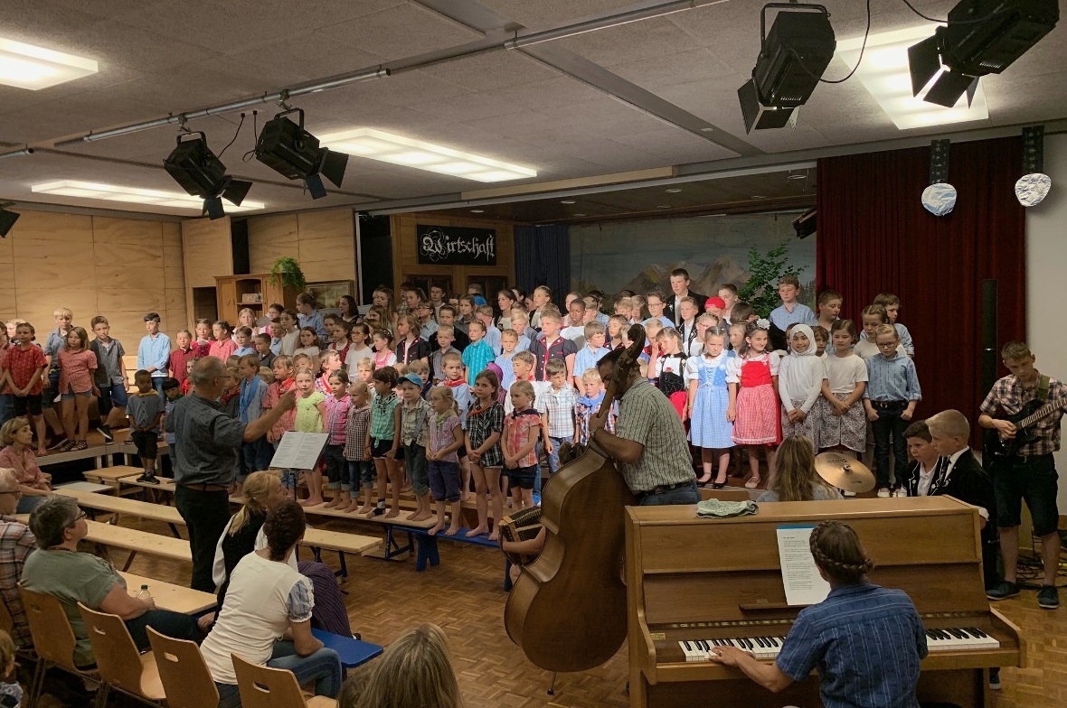 Examen der Schulen Latterbach–Erlenbach Beim Gesang des Gesamtliedes «Hie bin i dehei» von George mit musikalischer Unterstützung durch das Schülerorchester, verstärkt mit den Eltern Zurbuchen, schwoll die Stimmung im Saal an.