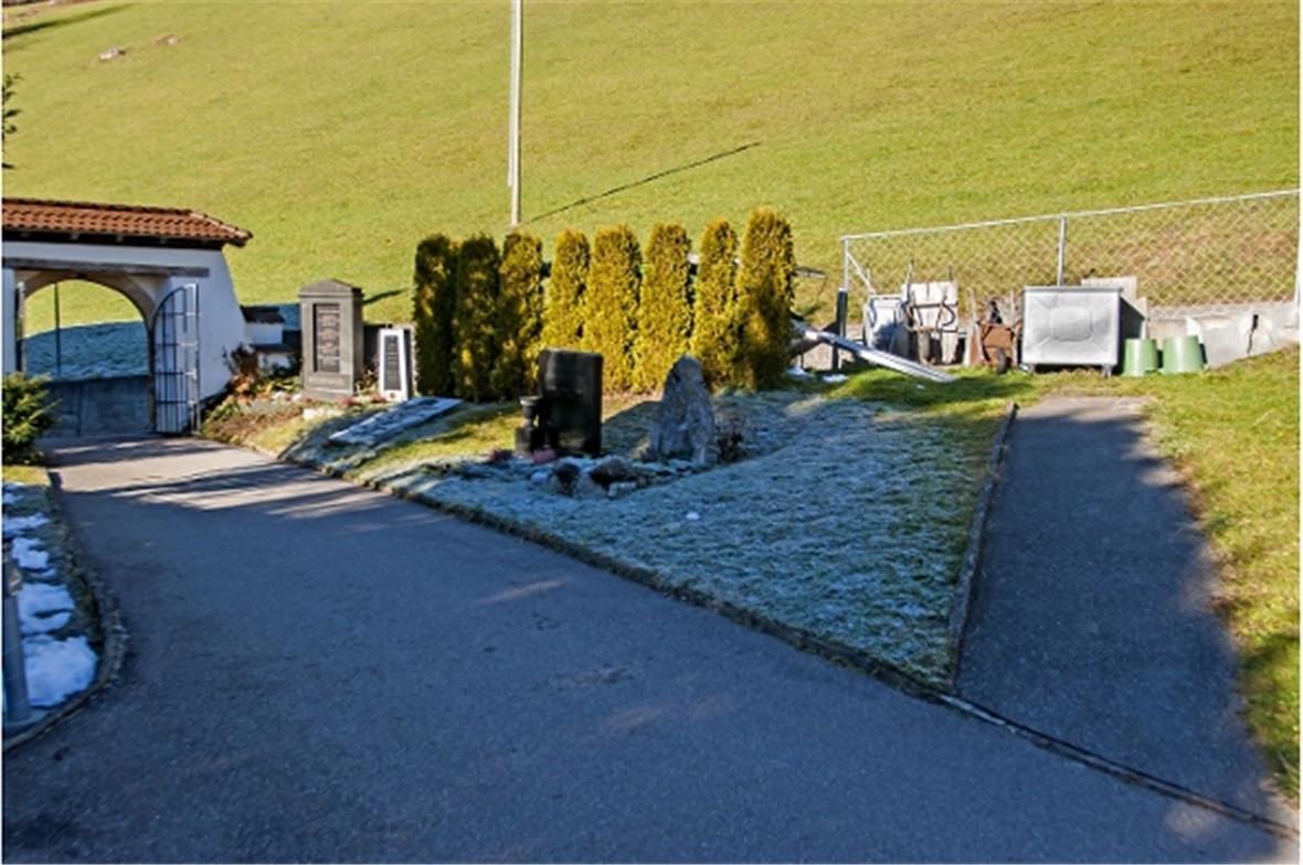 Beim Grüncontainer soll ein Tor eingelassen werden, um den Zugang für grössere Maschinen aufs Friedhofsareal zu ermöglichen.