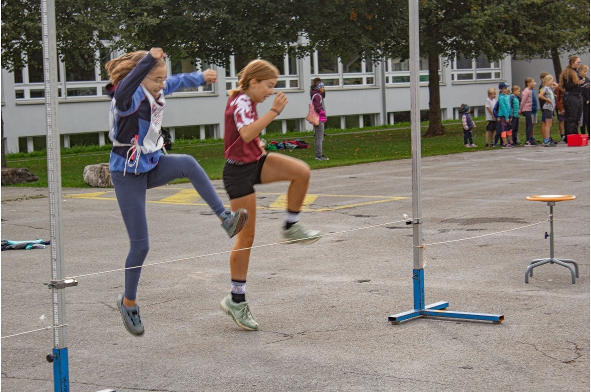 Beim Hochsprung galt es möglichst viele Rundläufe mit Sprung über das Seil zu ab...
