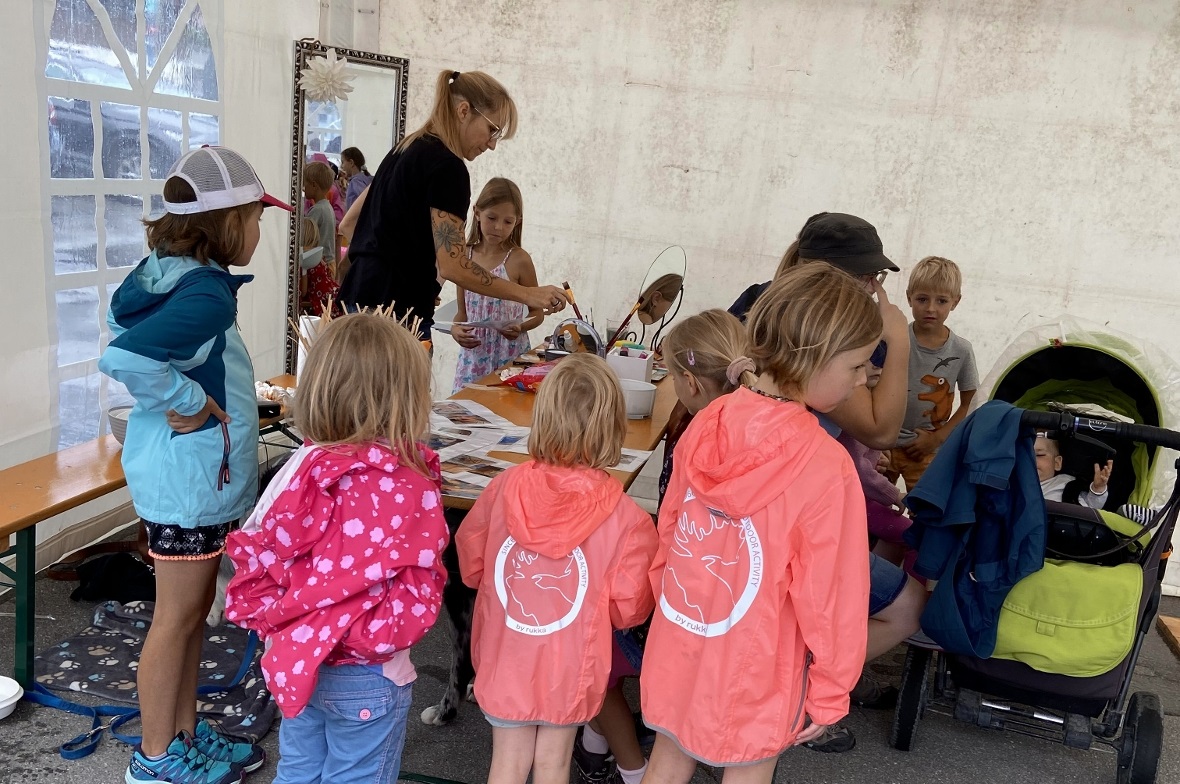 Beim Kinderschminken wurden die Kinder auf lustige Art farbig angemalt.