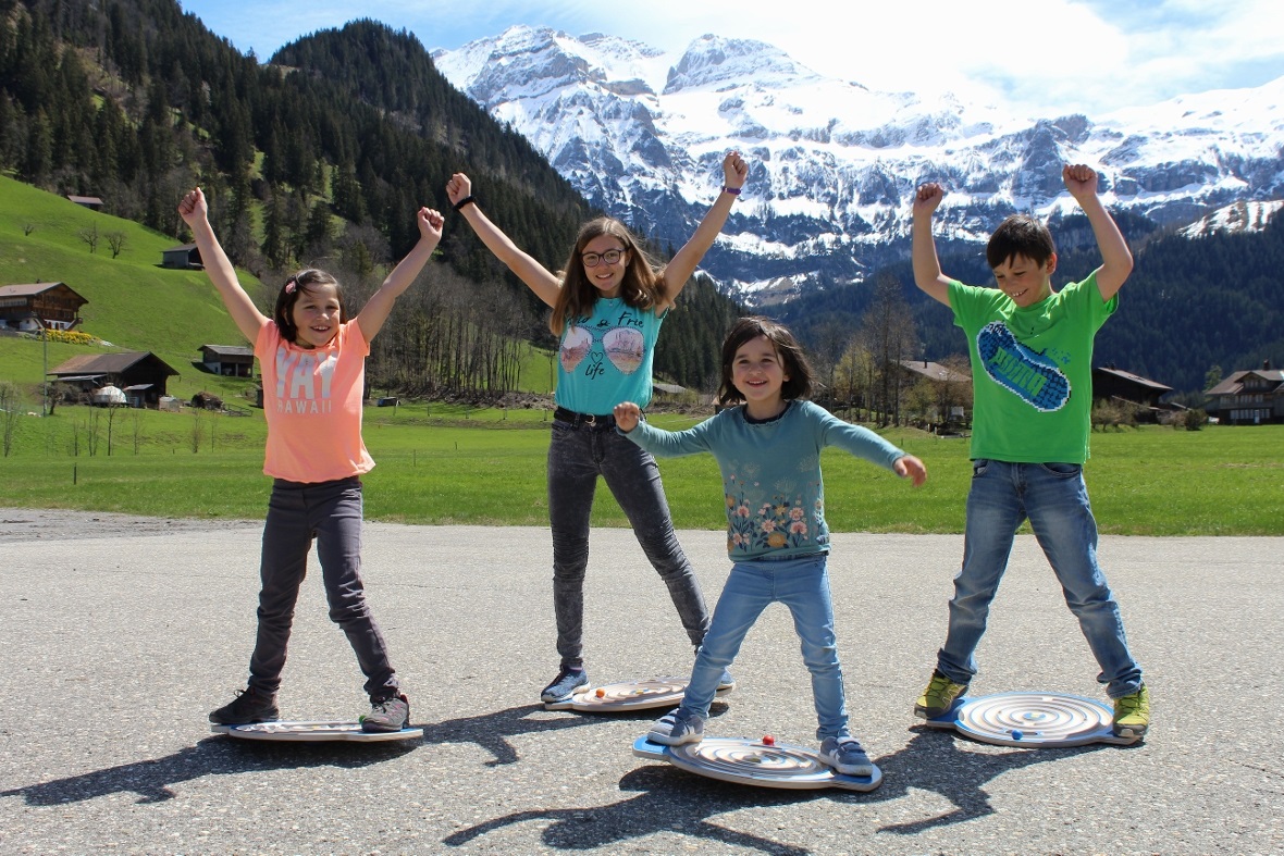 Beim «Kugel-Labyrinth» bei Intersport Troxler ist Gleichgewichtssinn gefragt.