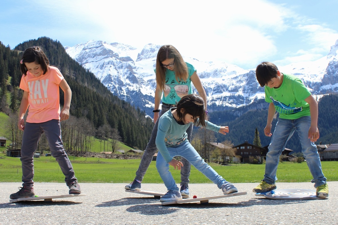 Beim «Kugel-Labyrinth» bei Intersport Troxler ist Gleichgewichtssinn gefragt.