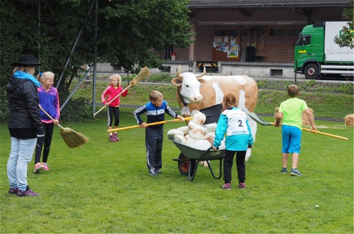 Beim Kuhfladenlauf am «Spiel ohne Grenzen» kam es auf eine gute Zusammenarbeit u...
