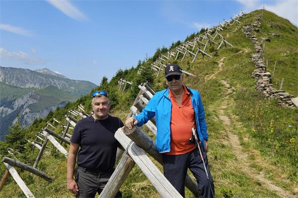 Beim Ogi-Bock: Adolf Ogi, alt Bundesrat (rechts) mit Förster Roland Perren.