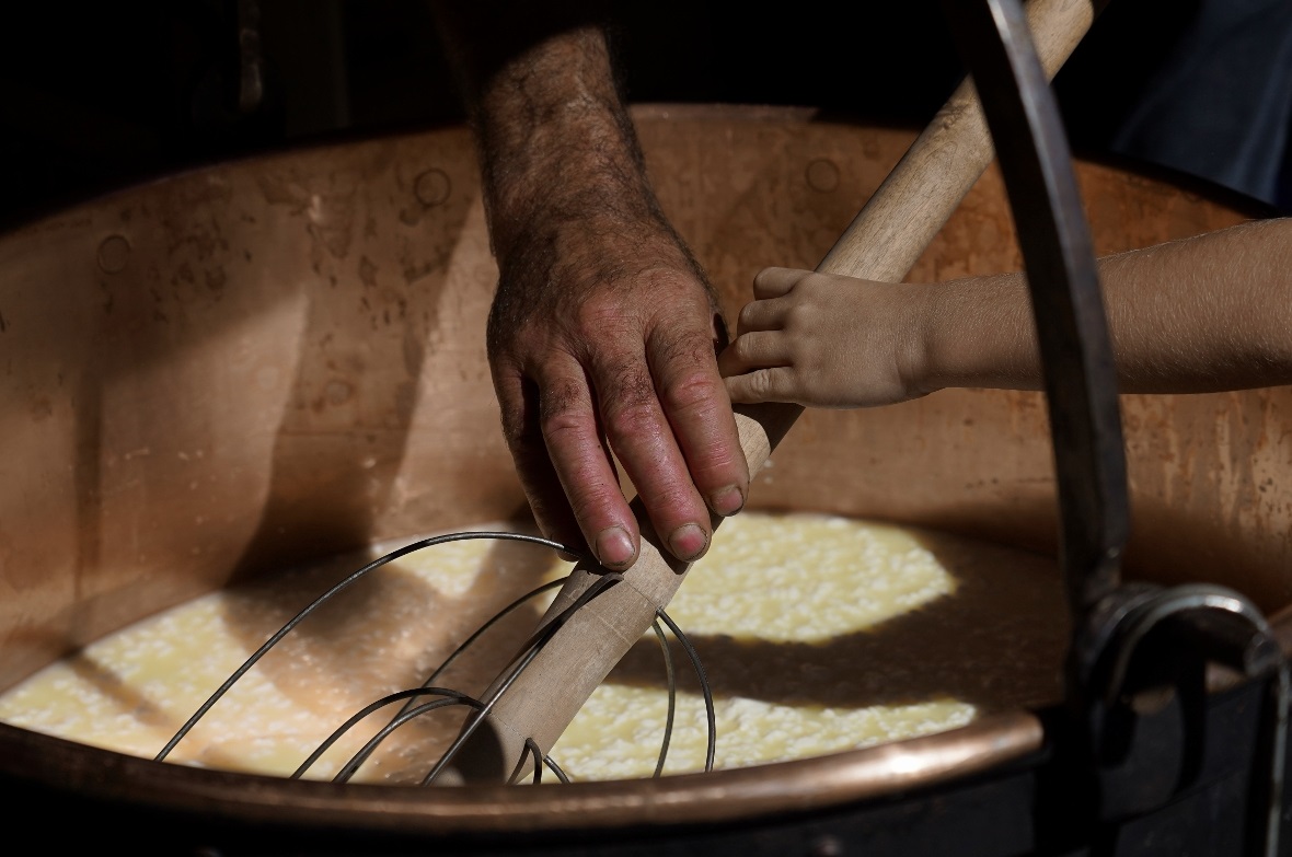 Beim Schaukäsen durften auch die kleinen mit anpacken.
