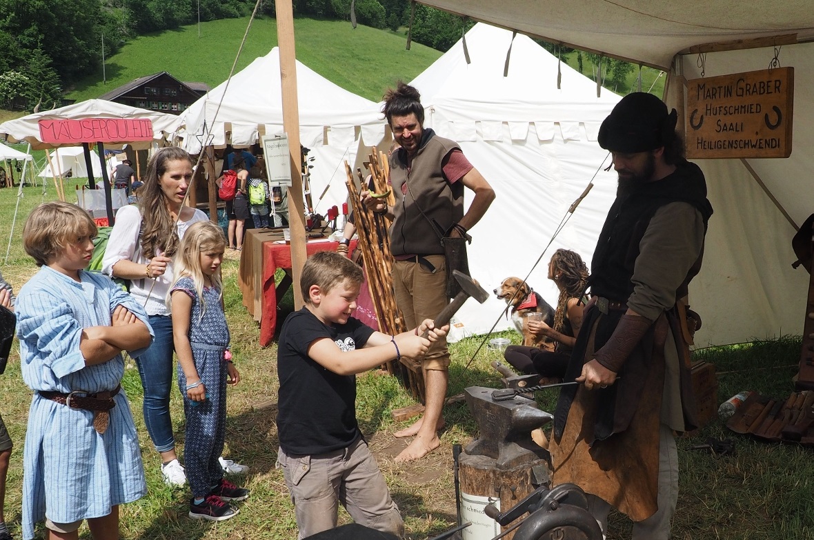 Beim Schmied wurde mittelalterliches Handwerk vorgestellt und die Kinder konnten...
