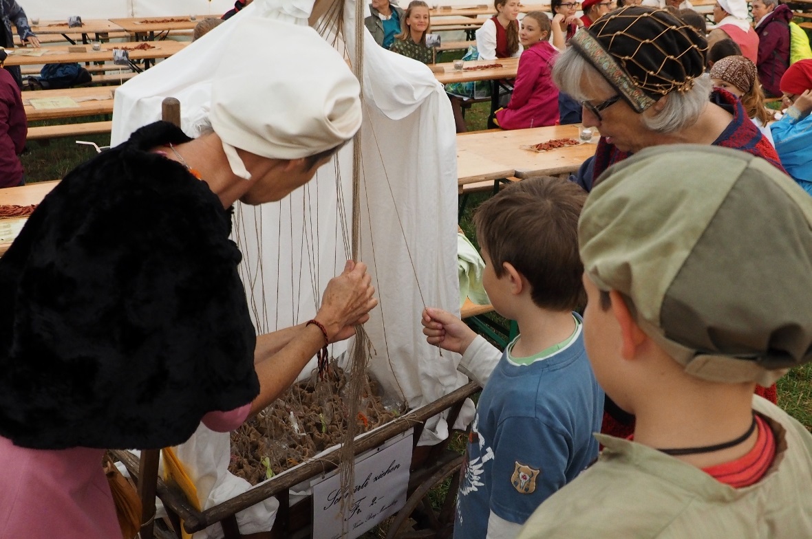 Beim «Schnürli-Ziehen» konnte jeder sein Glück versuchen.