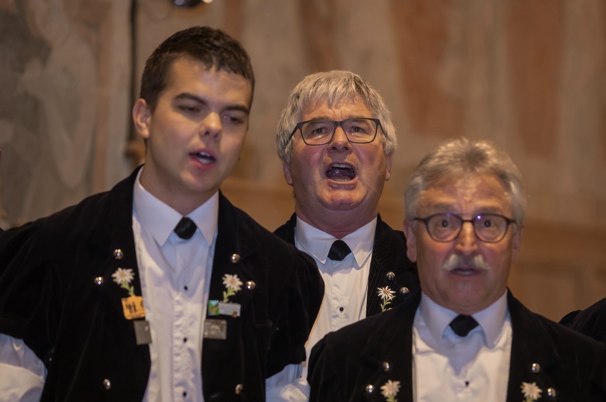 Beim Singen immer im Hintergrund ist Martin Jutzeler. Für 40 Jahre als Dirigent ...