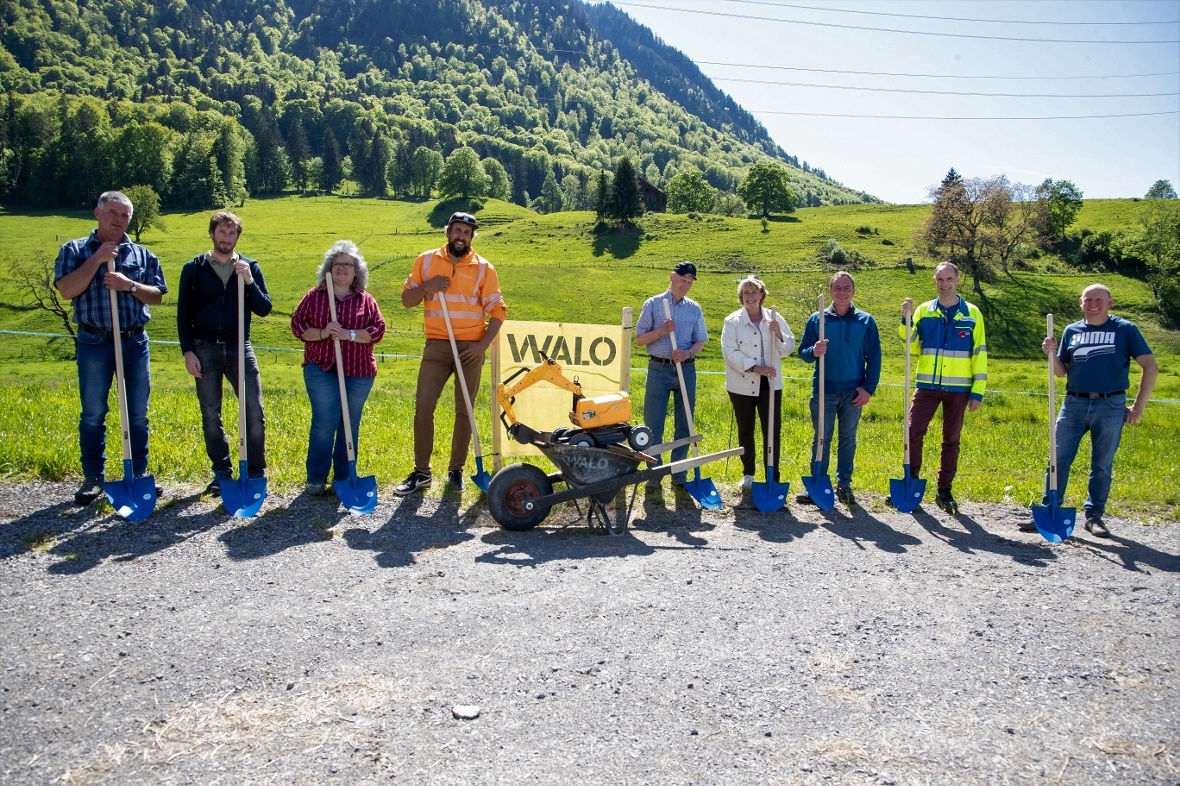 Beim Spatenstich waren dabei: Daniel Rindlisbacher (Maschinist), Thomas Althaus ...