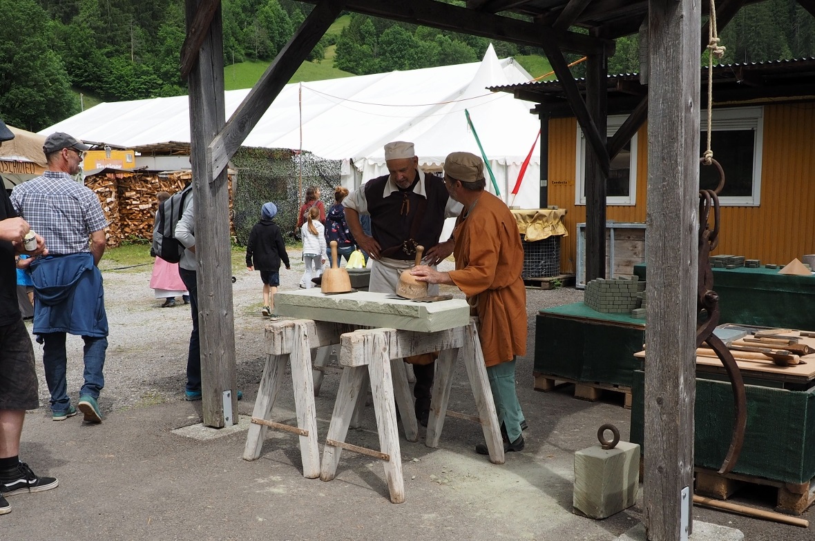 Beim Steinmetz konnte auch selbst Hand angelegt werden.