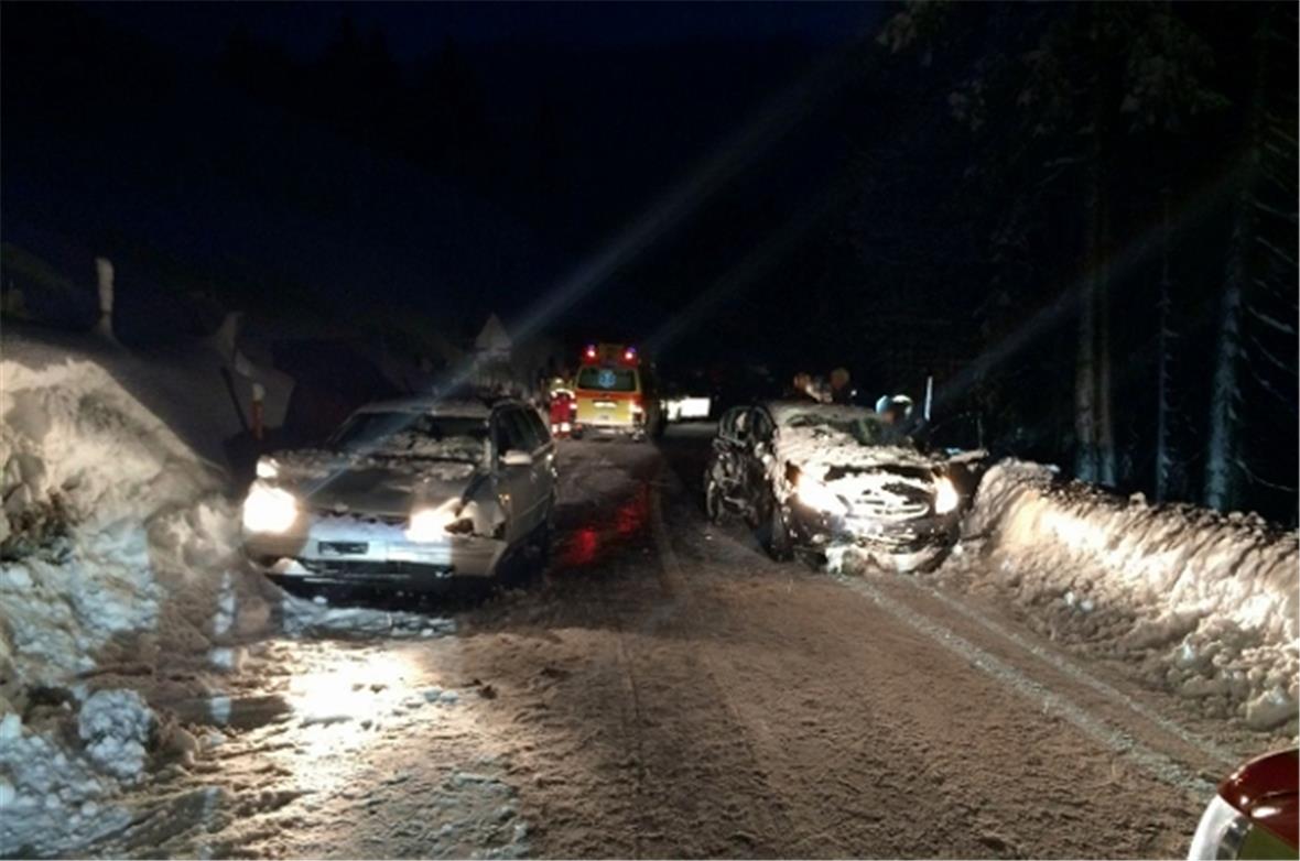 Beim Unfall zwischen Saanenmöser und Zweisimmen wurden zwei Frauen verletzt – eine dritte begab sich selbstständig zur ärztlichen Kontrolle. (Blickrichtung Zweisimmen).