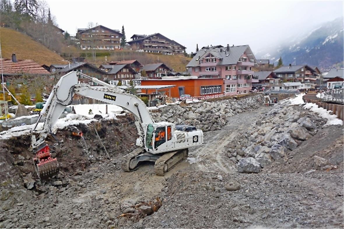 Beim Vista Resort Hotel (Sport-Motel) wird die Simme mittels fischgängiger Block...
