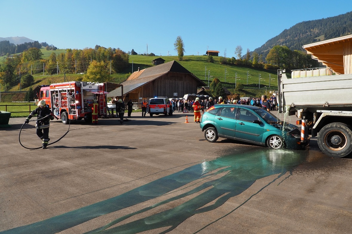 Beim simulierten Verkehrsunfall mit Gefahrgut zeigten die verschiedenen Blaulich...