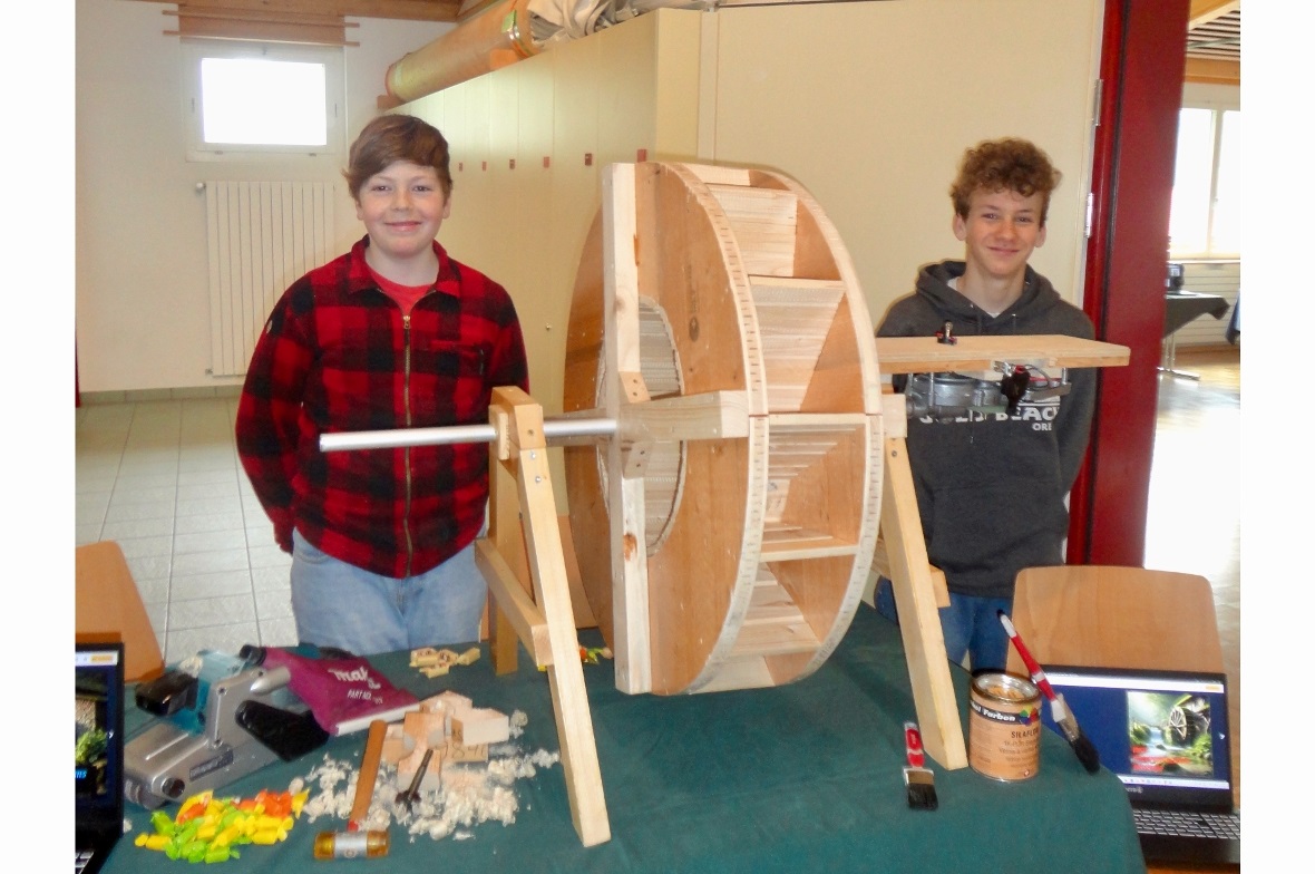 Ben Eschler und Jonas Zeller bringen mit dem selbstgebauten Wasserrad eine Lampe...