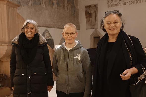 Benefizkonzert zugunsten der Maternité Alpine in Zweisimmen: Kirchgemeinderatspräsidentin Helen Eymann, Organistin Ada van der Vlist Walker und Marianne Haueter, Hebamme und Betriebsleiterin des Geburtshauses Maternité Alpine.