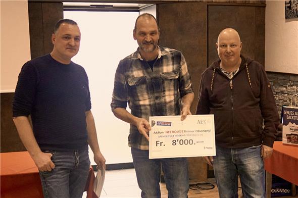 Beni Zimmermann (Präsident NR BeO), Urs Merian (Leiter Internat Grosshaus) und Tom Beuret (Nez Rouge BeO) bei der Übergabe der Spende.