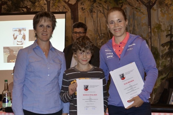 Berechtigten Stolz und echte Freude zeigen Marco Stalder und Susi Meinen an ihren Diplomen. Übergeben wurden die Auszeichnungen von Gemeinderätin Susanna Maier, links.