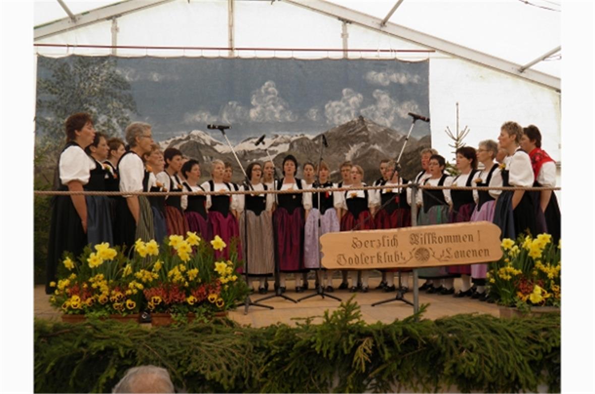 Bereicherten das Jodlertreffen mit ihren schönen Stimmen und den schmucken Trachten. Die Frauenjodlergruppe Echo vom Flösch, dirigiert von Silvia Zbären.