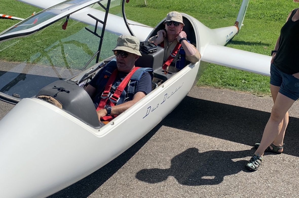 Über 1100 Flugstunden am Himmel Bereit für den Checkflug mit dem Fluglehrer.