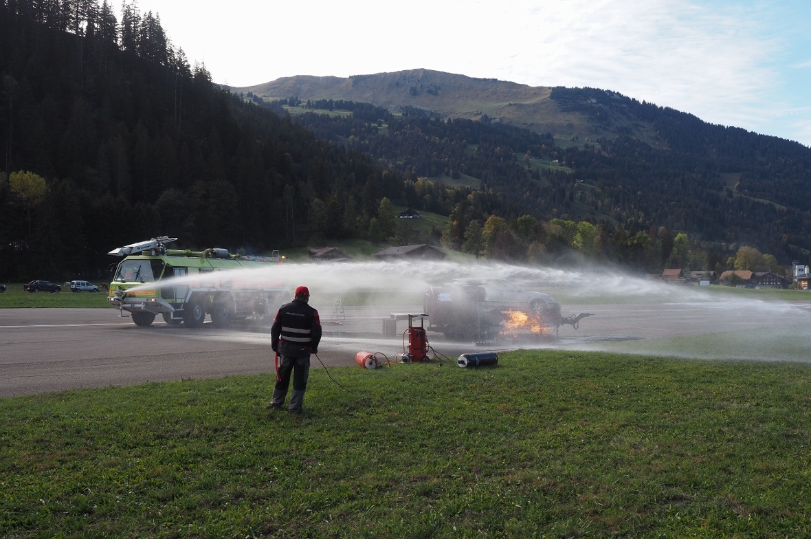 Bereits bei der Anfahrt kann das Löschfahrzeug mit dem Löschen des Flächenbrandes beginnen. Bei der Flugplatzfeuerwehr zählt die Schnelligkeit!