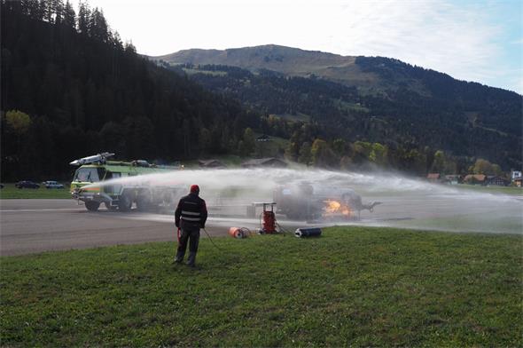 Bereits bei der Anfahrt kann das Löschfahrzeug mit dem Löschen des Flächenbrandes beginnen. Bei der Flugplatzfeuerwehr zählt die Schnelligkeit!