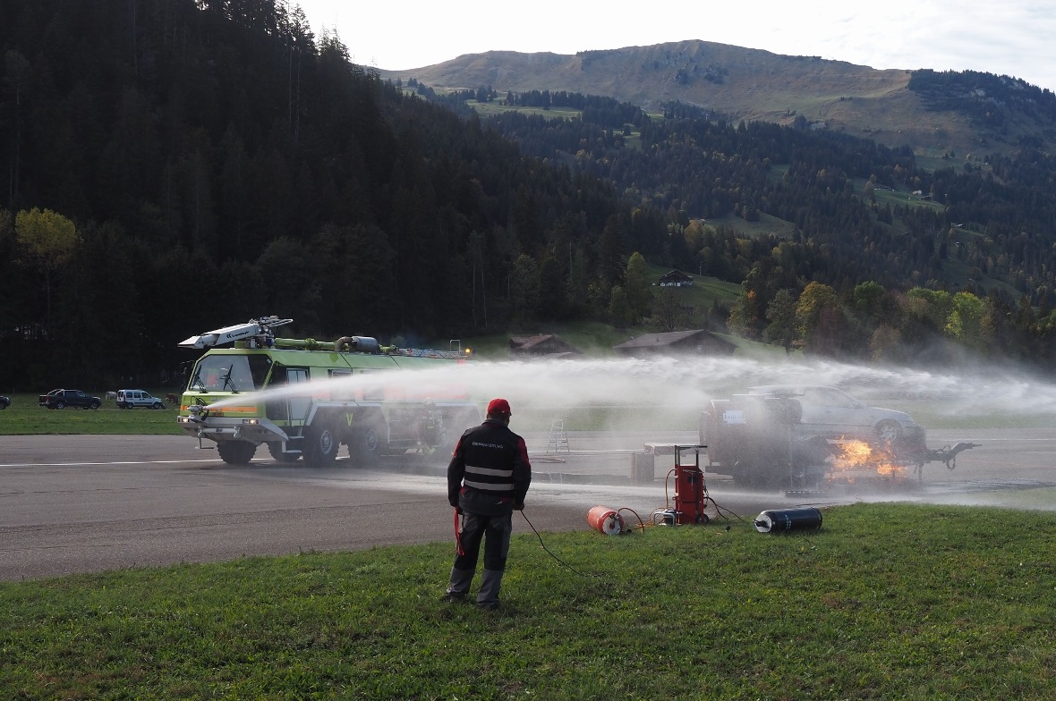 Bereits bei der Anfahrt kann das Löschfahrzeug mit dem Löschen des Flächenbrande...