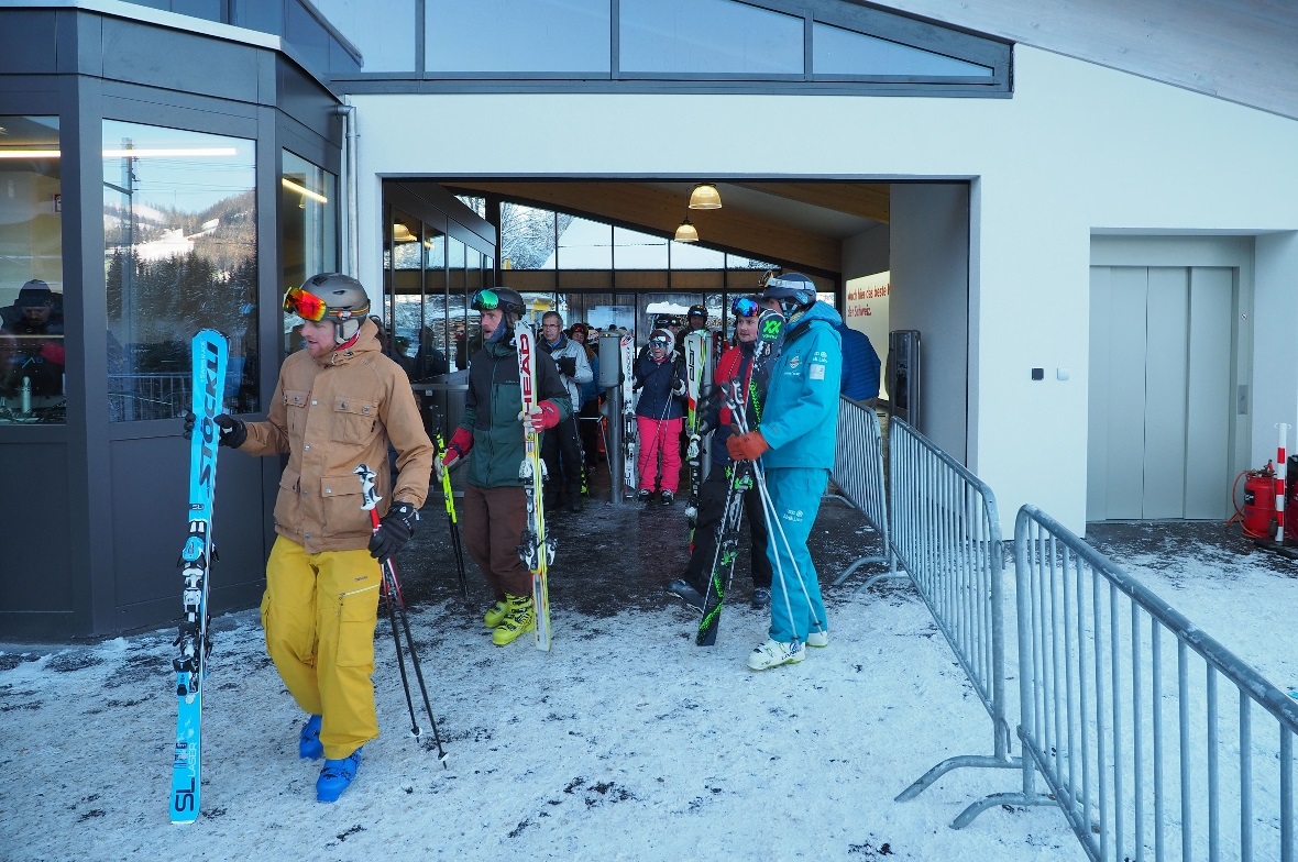 Bereits die ersten Gondeln waren sehr gut mit Skifahrern besetzt.