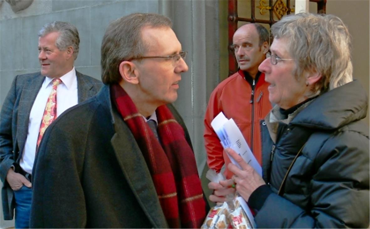 Volk soll entscheiden – nicht nur im Saanenland Bereits im Januar 2008 hatten 12000 Petitionäre einen Vergleich über die in Frage kommenden Spitalstandorte gefordert. Unser Archivbild zeigt Katrin Münger, CO-Präsdentin des Komitees bei der Übergabe der Unterschriften an Regierungsrat Philippe Perrenoud. Im Hintergrund Grossrat Hans-Jörg Pfister (links) und Heinz Rufener, Ex-Gemeinderat Zweisimmen.