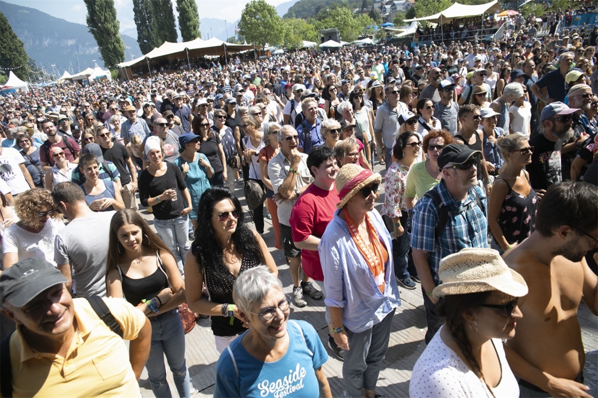 Bereits um 14 Uhr bei Troubas Kater waren Tausende von Zuschauern vor Ort.