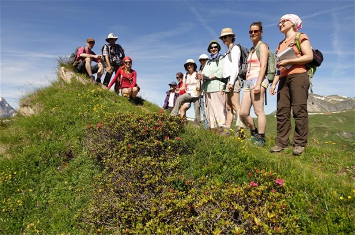 Bergrosen zu Füssen: Die bunt zusammengewürftelte Gruppe der Kursteilnehmenden a...