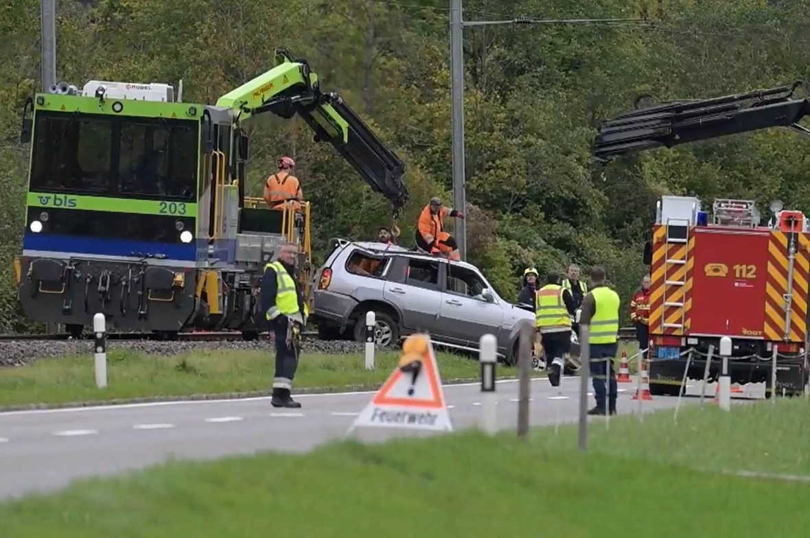 Bergung des Fahrzeugs von den Bahnschienen.