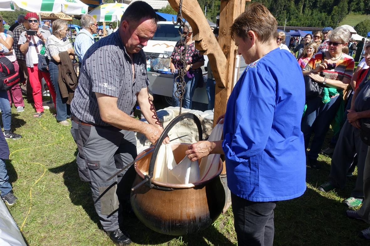 Bergvogt Chrigel Moor mit Ehefrau Susi beim Käsen.