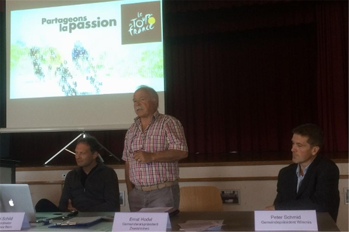 Bern ist bereit und freut sich auf die Tour. Berns Tourkoordinator Mike Schild (links), Zweisimmens Gemeinderatspräsident Ernst Hodel und Wimmis Gemeindepräsident Peter Schmid freuen sich, dass schon jetzt Begeisterung in der Bevölkerung zu spüren ist.