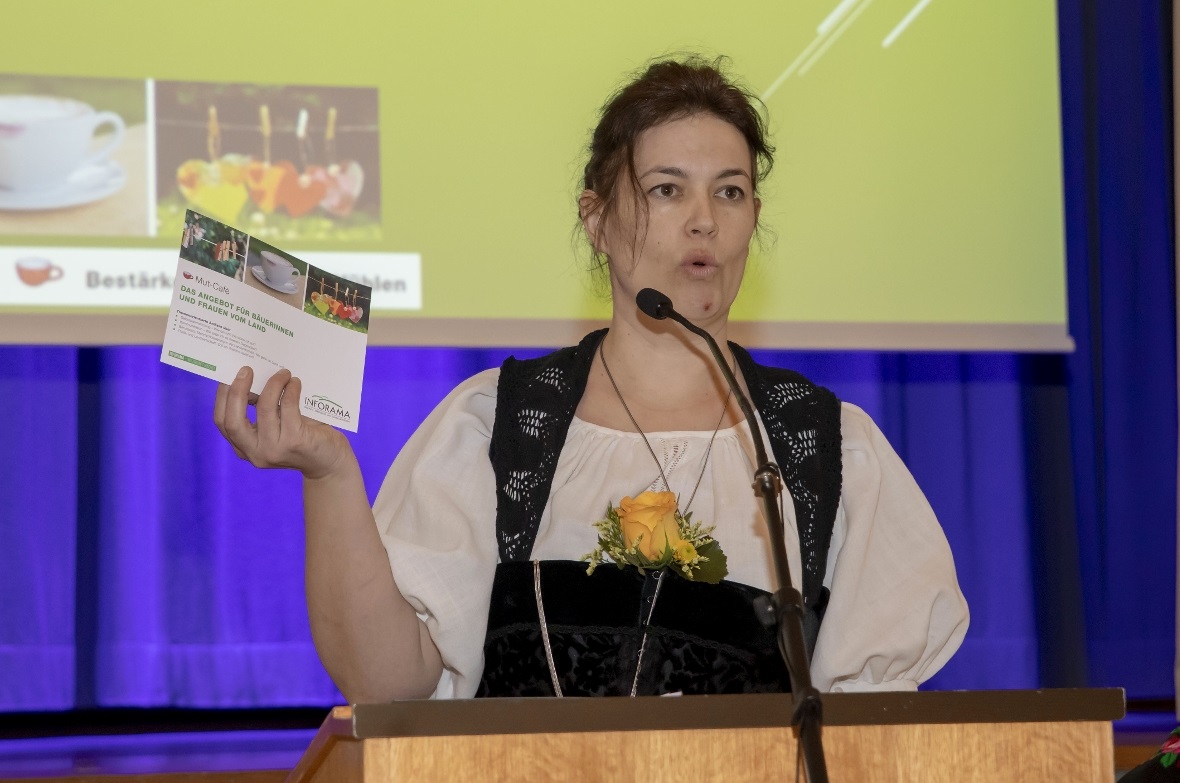 Bernadette Heitz, Lehrerin am INFORAMA Berner Oberland, stellte die Neuigkeiten ...