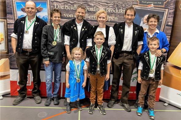 Berner Hobelkäse AOP: 2. Rang Andreas und Daniela Röthlisberger, Zweisimmen (Alp Wildeneggli); 1. Rang Reinhold und Franziska Trachsel mit Nina und Loris, Lenk (Stiegelberg, Horemäder); 3. Rang Fritz und Daniela Gerber mit Bruno, Schangnau (Alp Steinenberg).