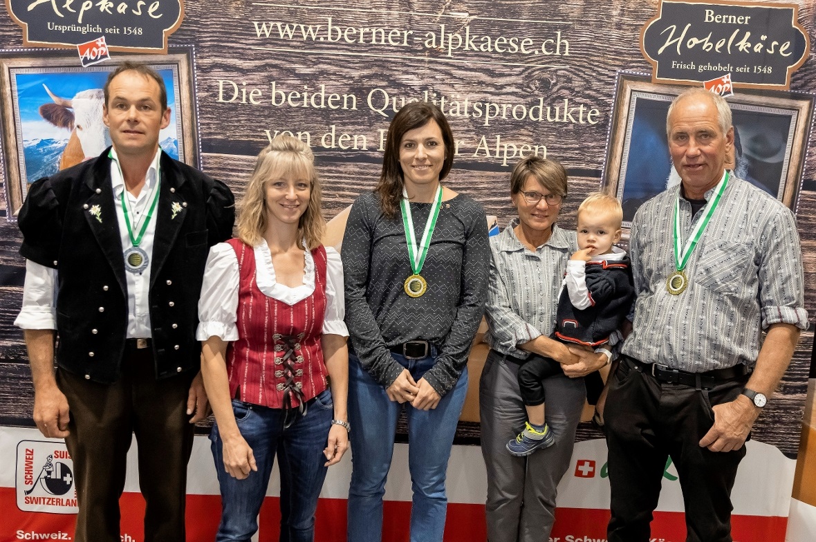 Berner Mutschli: 2. Rang Heinz und Susanna Wittwer, Boltigen (Eggenalp); 1. Rang Andrea Winkler, Wimmis (Alp Rosslauenen); 3. Rang Hanni und Hansueli Reber mit Grosskind, Diemtigen (Eggenalp).