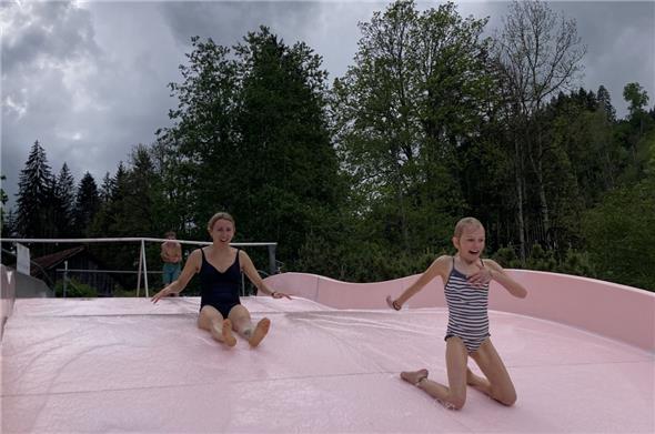 Berner sind gar nicht so langsam. Das Bärner Modi Carla schlug zum Saisonstart der Badi Zweisimmen mit der ersten Rutschfahrt alle Zweisimmer.