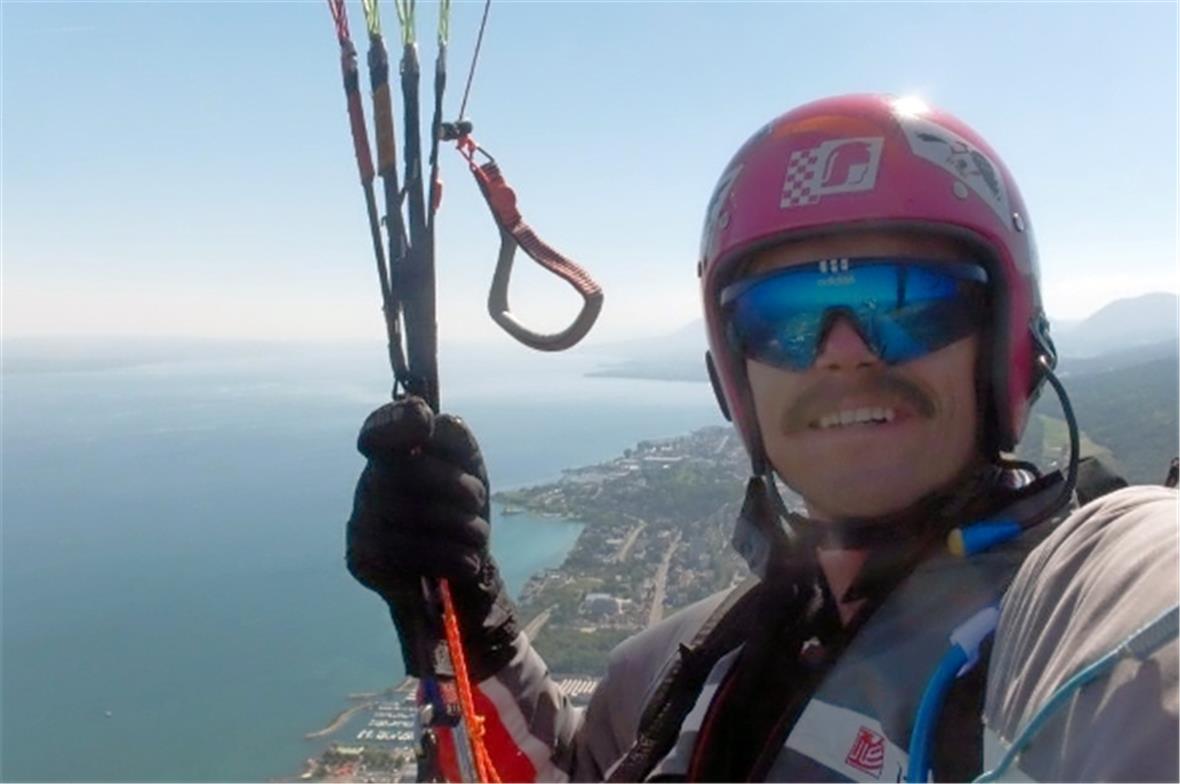 Bernhard Gimmel beim Gleitschirmfliegen.