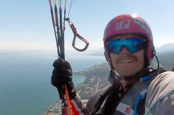 Bernhard Gimmel beim Gleitschirmfliegen.