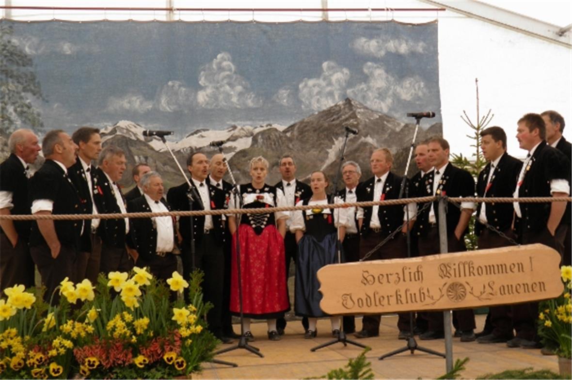 Bernhard Kohli dirigiert die 17 Männer und zwei Frauen des Jodlerklub Rinderberg...