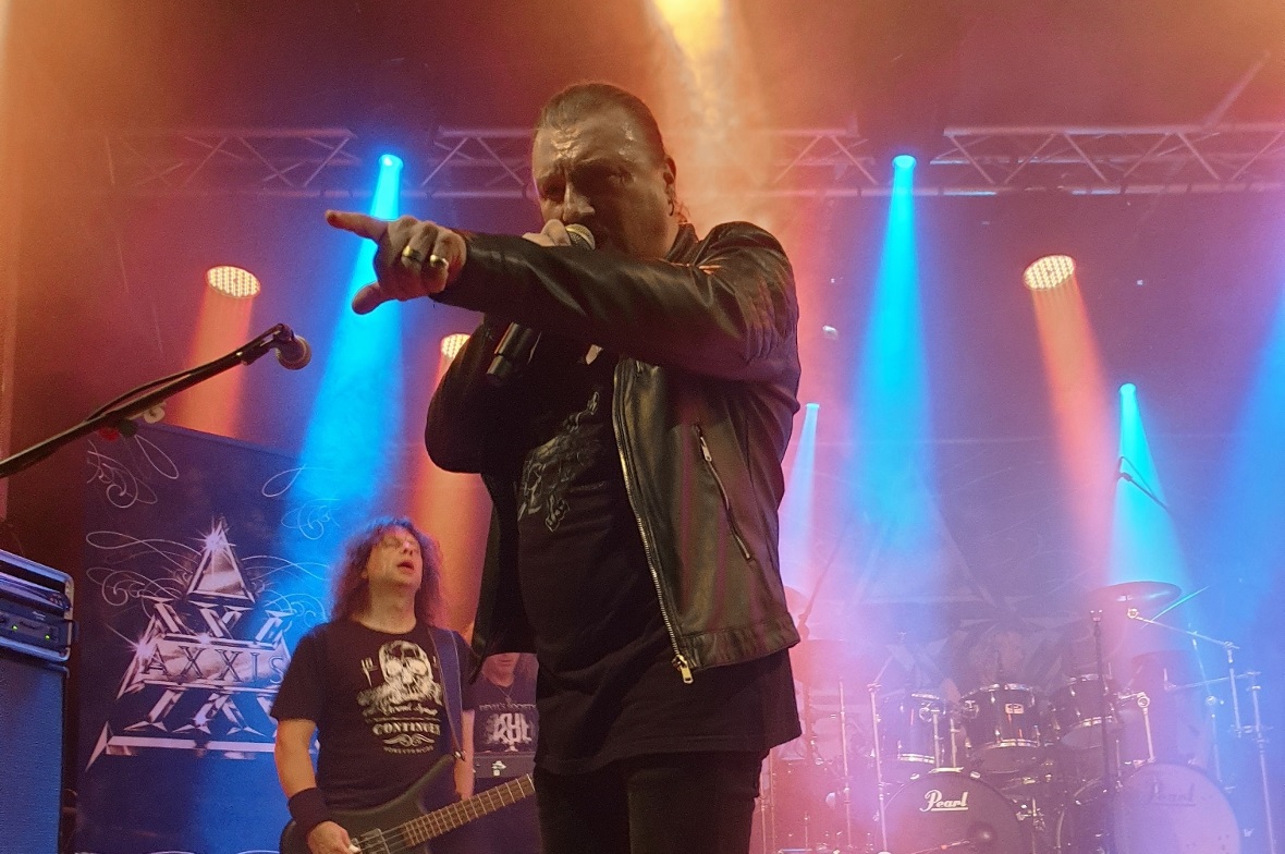 Bernhard Weiss, der Vokalist der Rockgruppe Axxis, zog das Publikum in Bann.