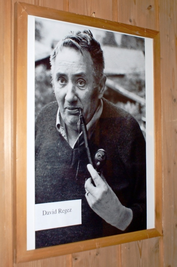 Bescheidenheit und seine Pfeife waren Merkmale des grossen Diemtigtaler Scherenschnittkünstlers David Regez (1916–1984).