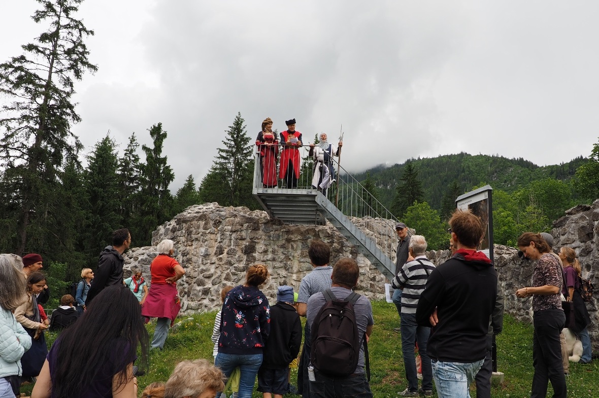 Besichtigung der Burgmauern der Unteren Burg auf dem Mannenberg.