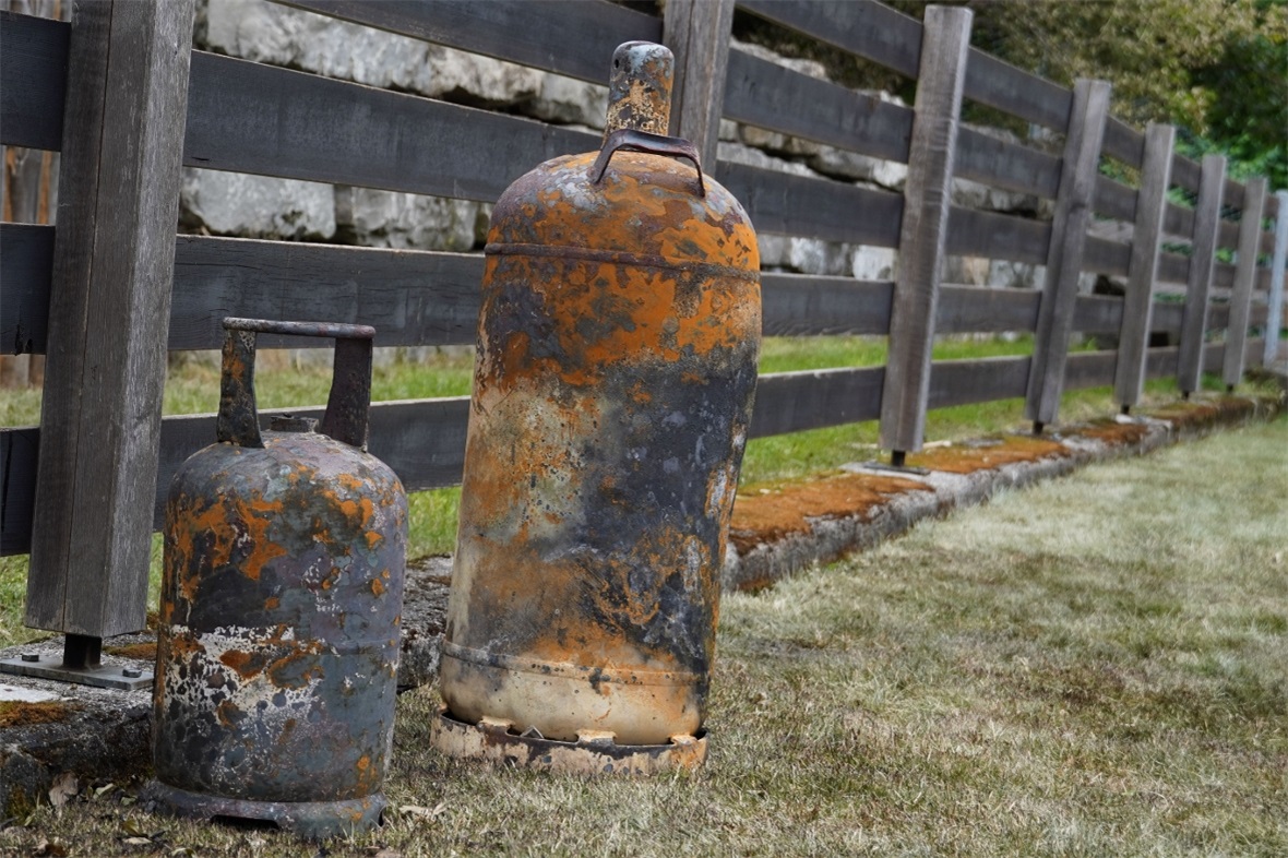 Besondere Gefahr für die Einsatzkräfte: Gasflaschen im brennenden Gebäude.