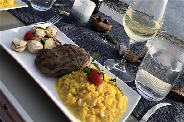 Besonderes Menü auf dem Wildstrubel: Hohrückensteak mit Safranrisotto dazu gefüllte Champignons und Zuchetti.