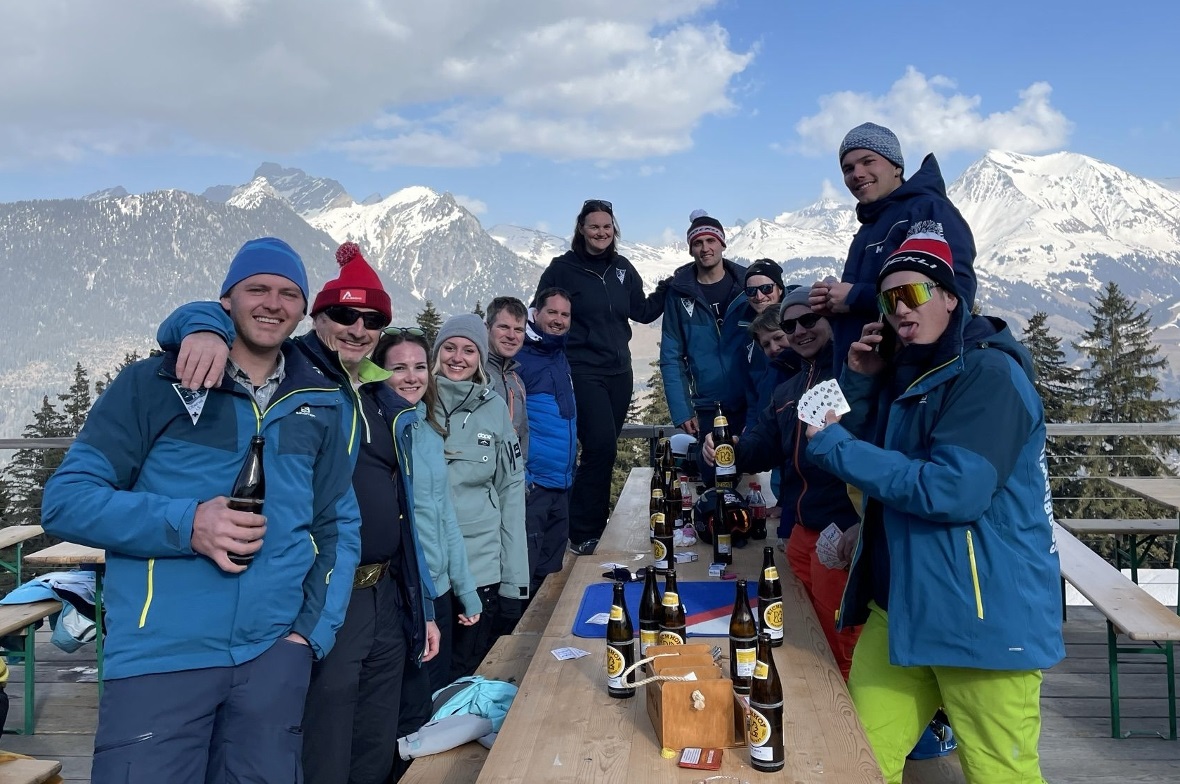 Skiclub on tour: Zusammen unterwegs, das fägt! Beste Stimmung – auch bei der Einkehr: die Teilnehmer des Skiclub-Ausflugs.