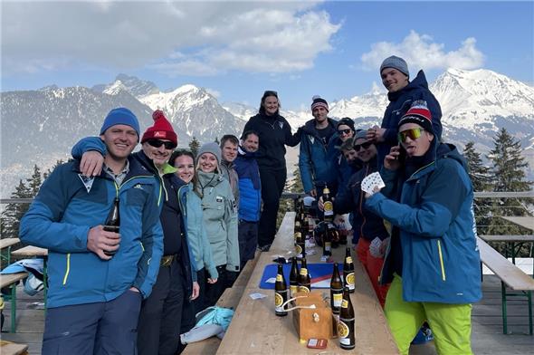 Beste Stimmung – auch bei der Einkehr: die Teilnehmer des Skiclub-Ausflugs.