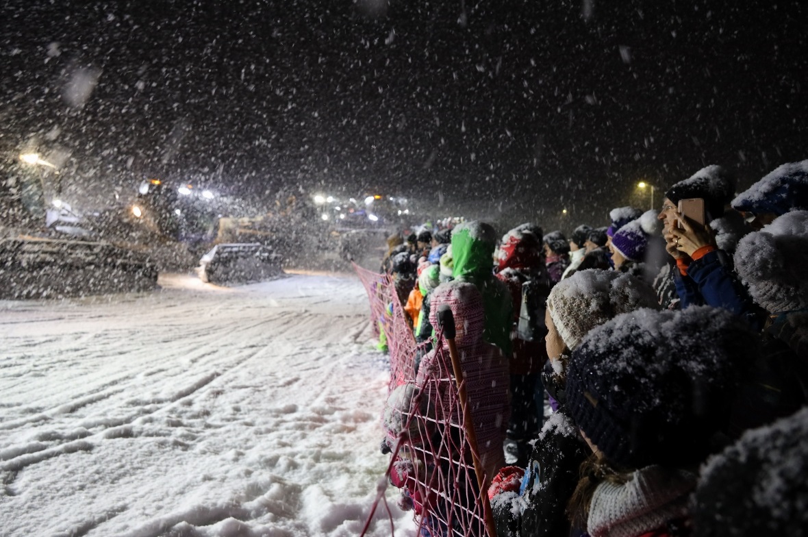 Besucher auf Tuchfühlung mit den Pistenmaschinen. Echte Winterstimmung.
