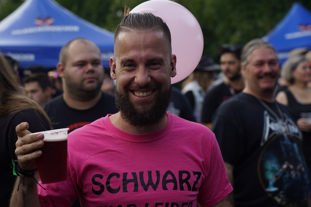 Besucher mit Selbstironie in Farbwahl und T-Shirt-Bedruckung.